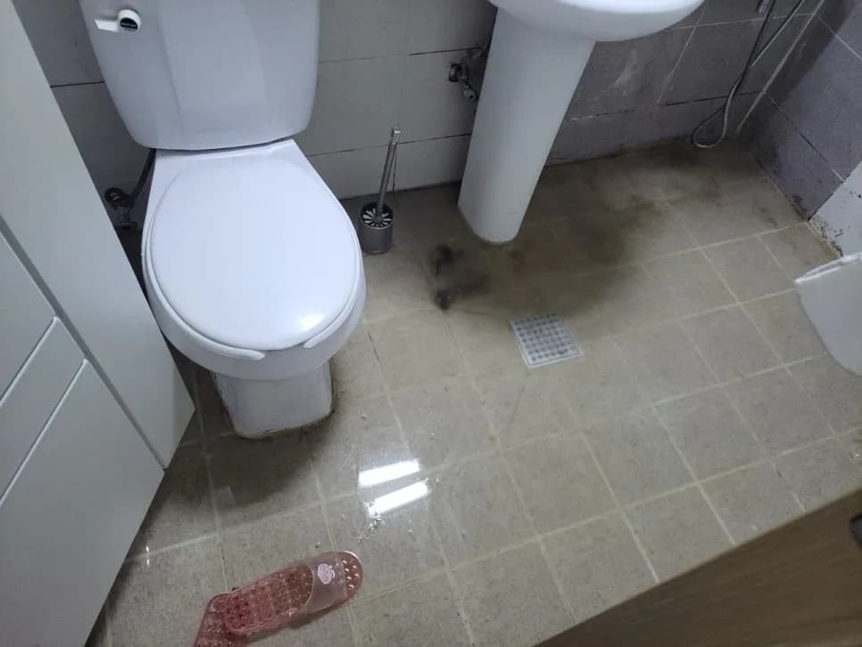 시흥 목감동 욕실 바닥, 물이 빠지지 않던 배수구 주변